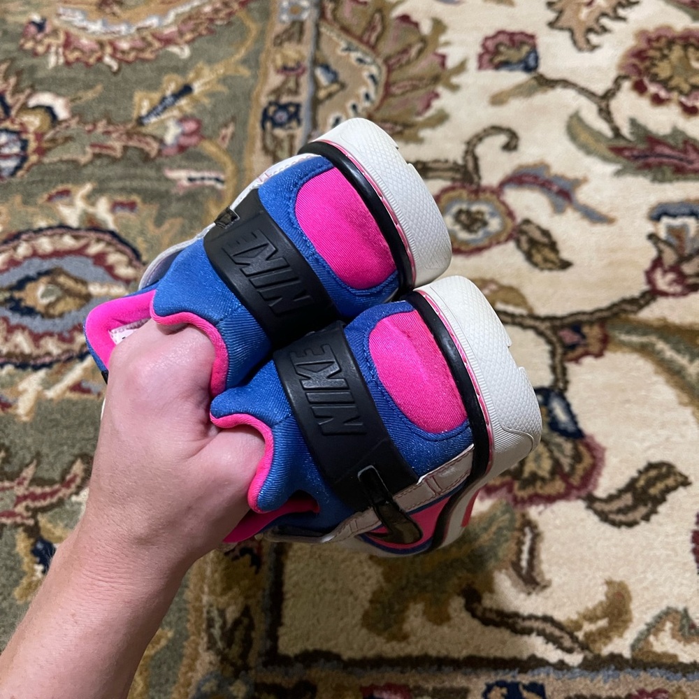 Vintage Women’s Hot Pink Blue & White Nike Shoes Size 7.5 - Picture 15 of 17